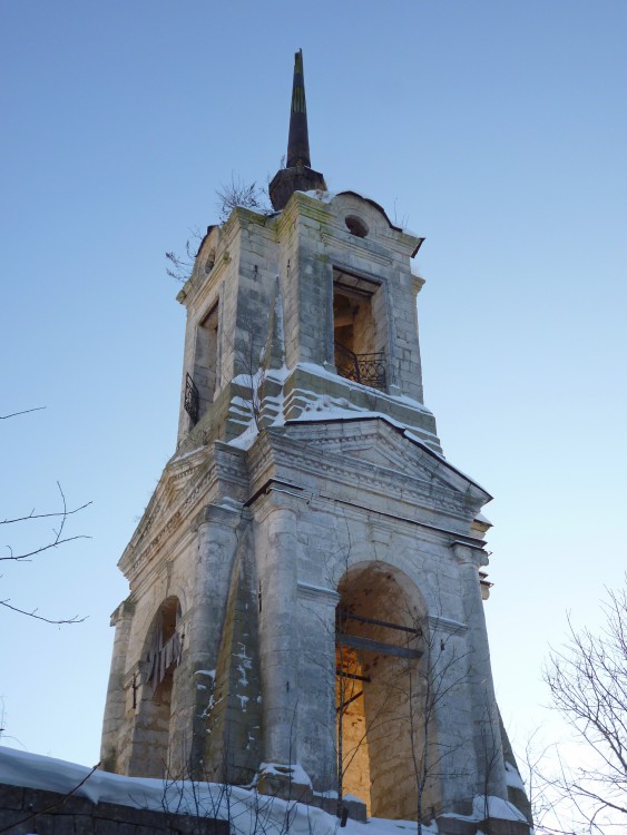 Церковь Иоанна Милостивого, Ивановское (Старицкий район, Тверская область). архитектурные детали, Вид на верхние ярусы колокольни с северо-запада