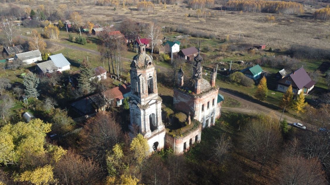 Михальково. Церковь Троицы Живоначальной. общий вид в ландшафте