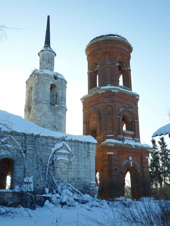 Церковь Константина и Елены, Мелтучи (Старицкий район, Тверская область). архитектурные детали, Две колокольни. Вид с севера.