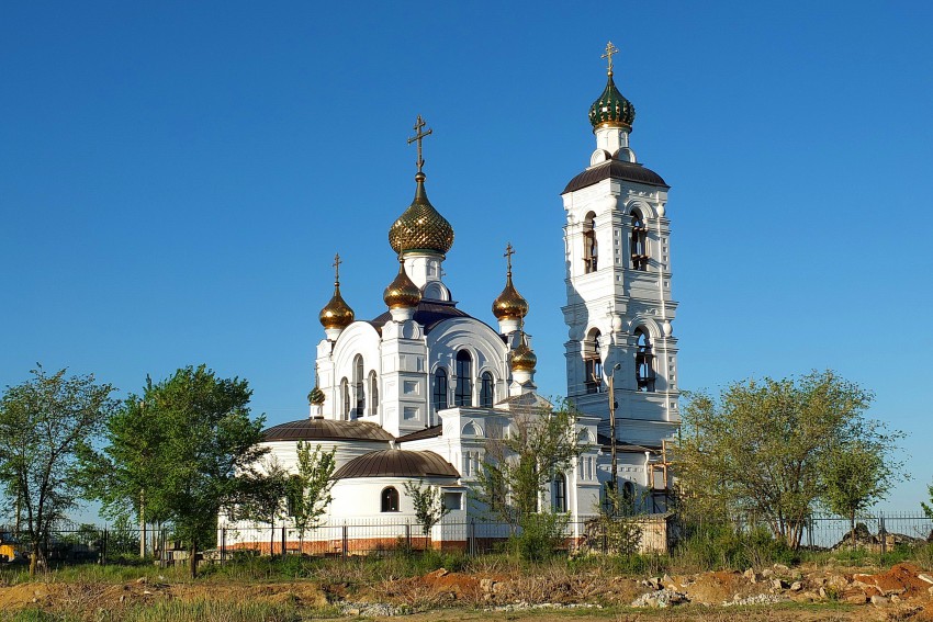 Волгодонск. Церковь Троицы Живоначальной. общий вид в ландшафте