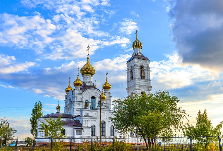 Волгодонск. Церковь Троицы Живоначальной. общий вид в ландшафте