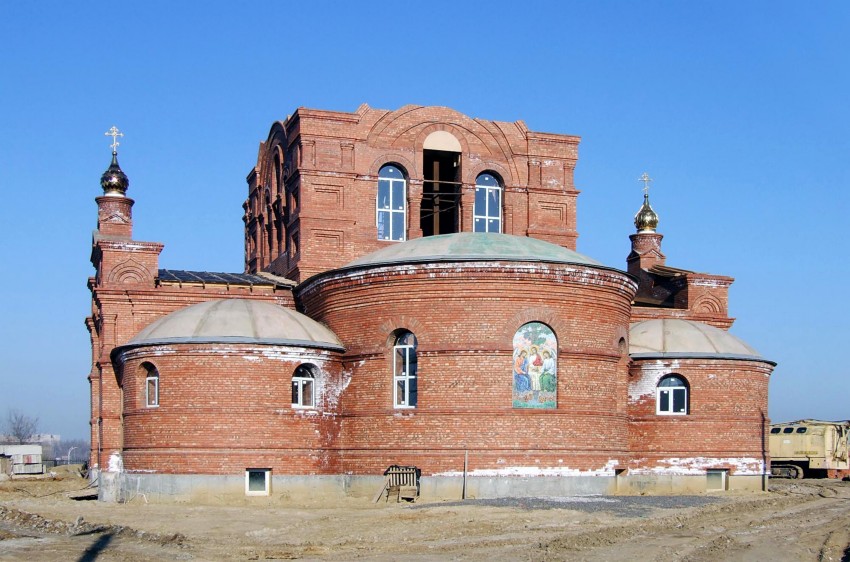Волгодонск. Церковь Троицы Живоначальной. общий вид в ландшафте, храм на 22 апреля 2011 года -строится