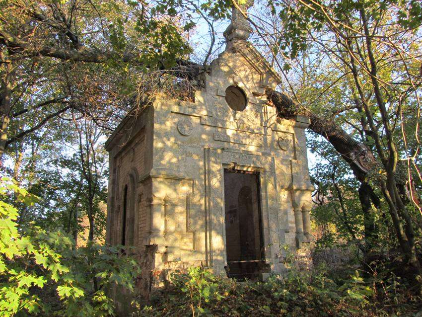 Юрьево. Церковь Спаса Преображения. дополнительная информация, часовня-усыпальница к югу от церкви