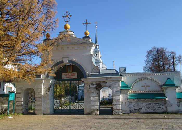 Церковь Воздвижения Креста Господня, Нерехта (Нерехтский район, Костромская область). дополнительная информация, Входные ворота