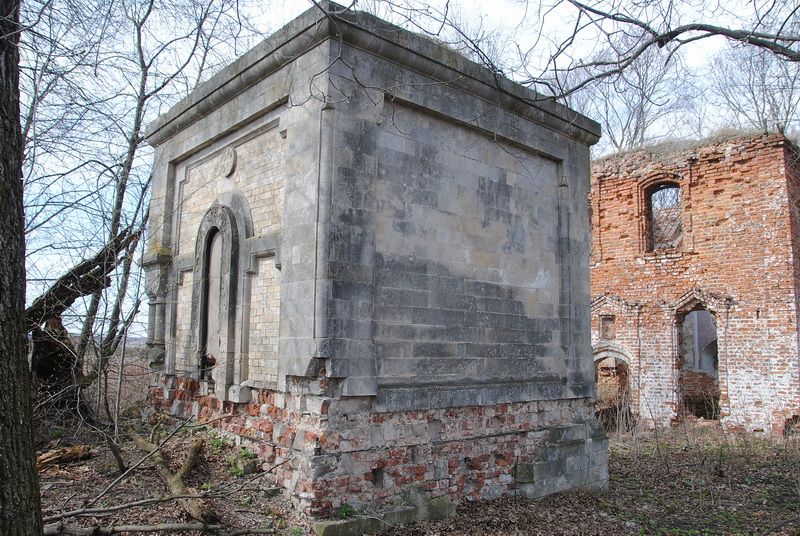 Церковь Спаса Преображения, Юрьево (Тула, город, Тульская область). дополнительная информация, Часовня с захоронением рядом с церквью
