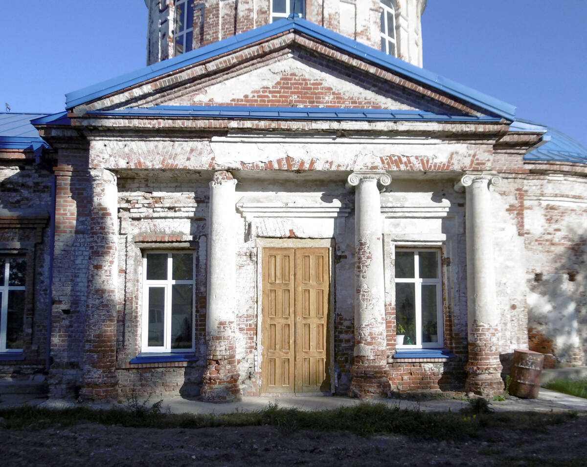 Церковь Тихвинской иконы Божией Матери, Козьмодемьянск (Козьмодемьянск, город, Республика Марий Эл). фасады, Восстанавливаемый  южный 4-х колонный портик с фронтоном основного объема церкви