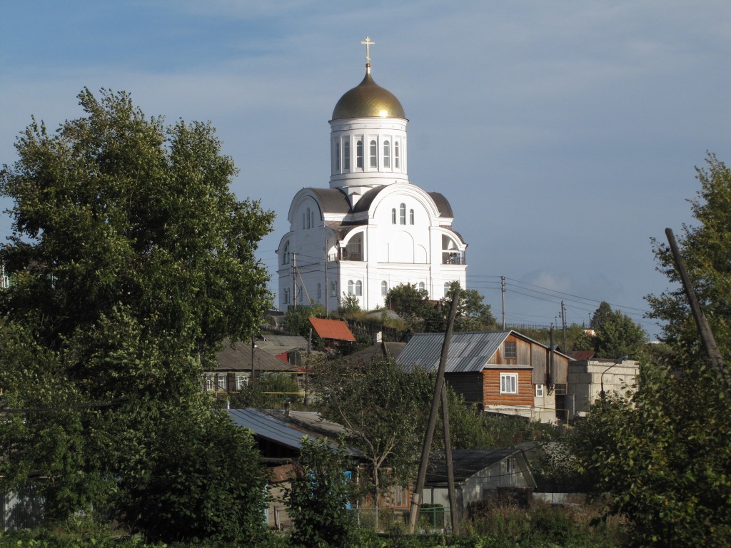 Ревда. Церковь Михаила Архангела. общий вид в ландшафте, Вид с другого берега водохранилища