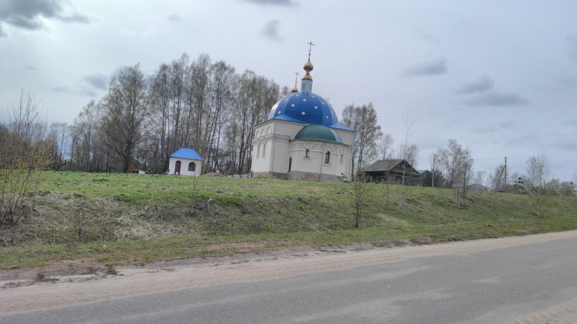 Итомля. Церковь Покрова Пресвятой Богородицы (новая). общий вид в ландшафте