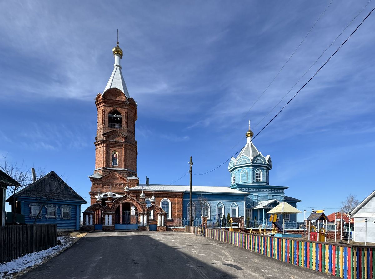 Вид с юго-востока, общий вид в ландшафте. Церковь иконы Божией Матери "Знамение", Ломовка (Кулебакский район, Нижегородская область)