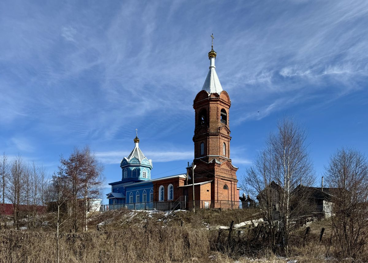 Вид с северо-запада, общий вид в ландшафте. Церковь иконы Божией Матери "Знамение", Ломовка (Кулебакский район, Нижегородская область)