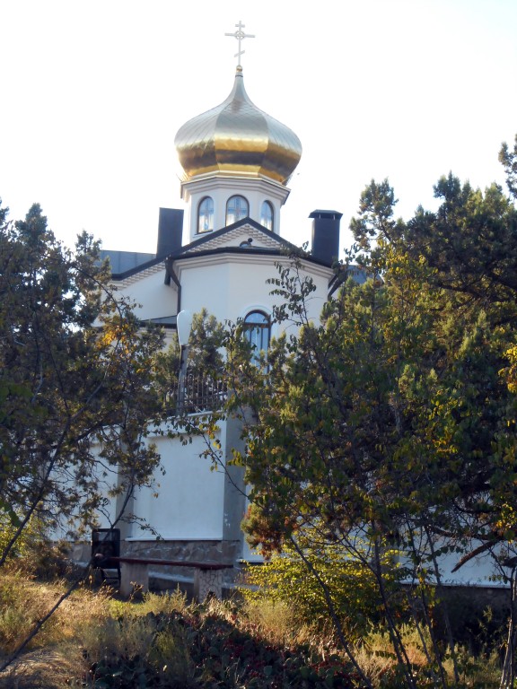 Новый Свет. Церковь Луки (Войно-Ясенецкого). фасады, Вид алтарной части из парка
