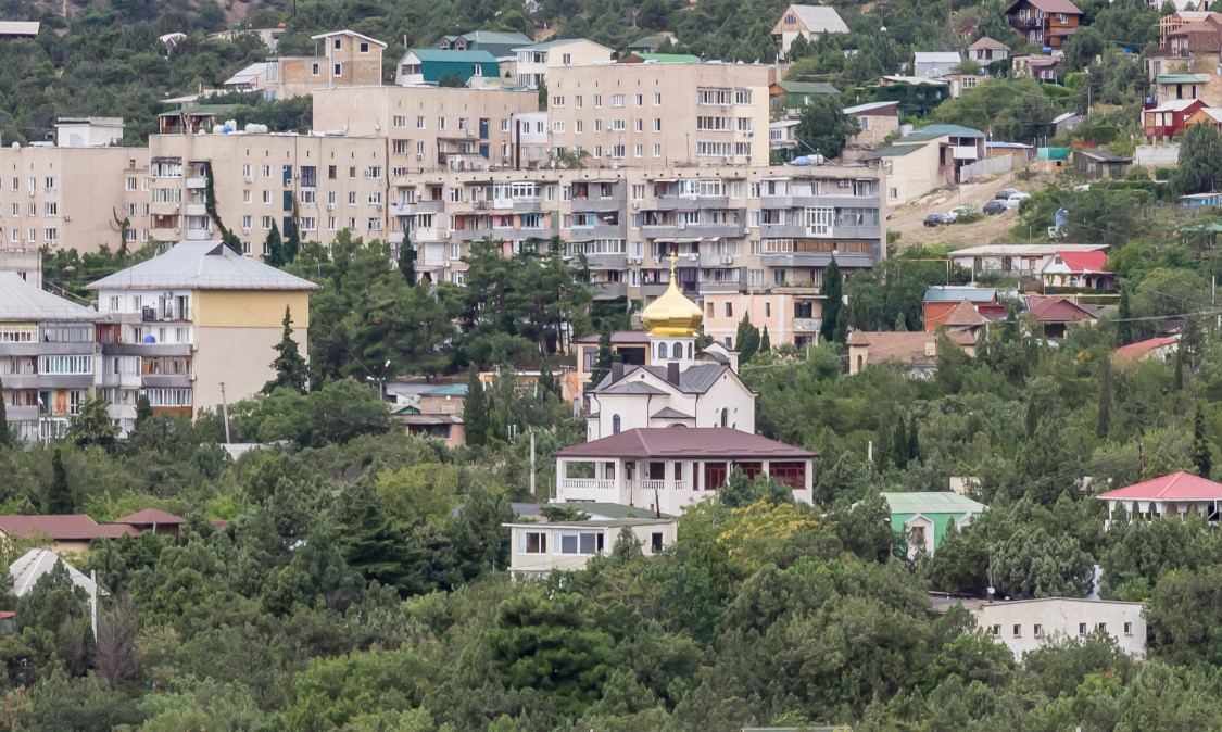 Новый Свет. Церковь Луки (Войно-Ясенецкого). общий вид в ландшафте, Вид с востока