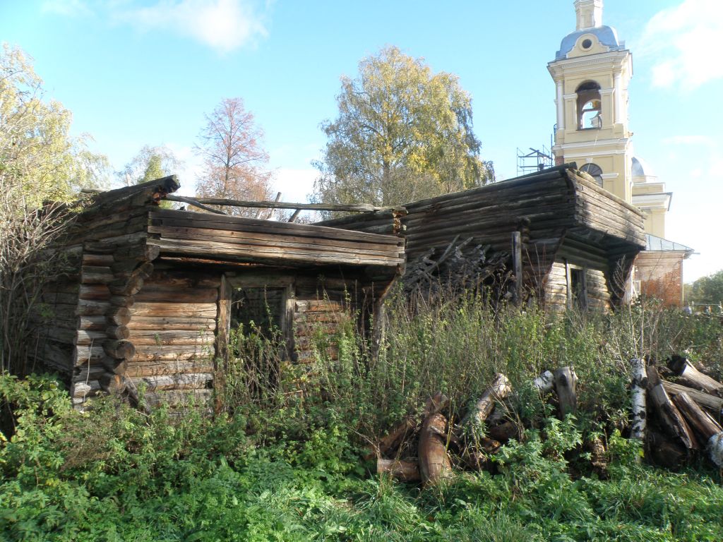 Церковь Казанской иконы Божией Матери, Сараево (Приволжский район, Ивановская область). дополнительная информация, У церкви-древние амбары