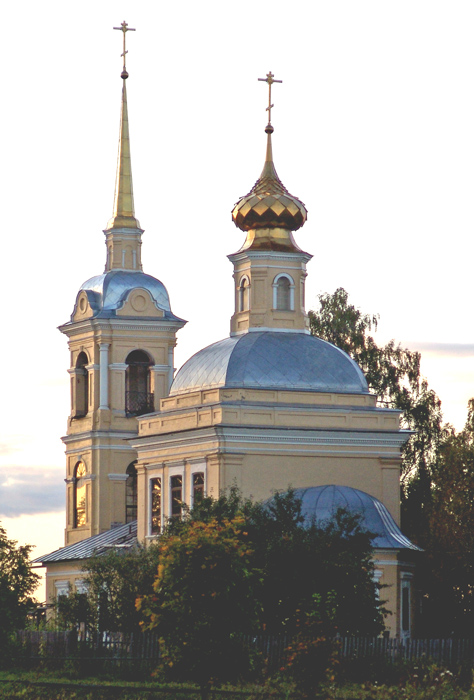 Церковь Казанской иконы Божией Матери, Сараево (Приволжский район, Ивановская область). общий вид в ландшафте, Церковь Иконы Божией Матери Казанская в с. Сараево Приволжского района Ивановской области, вид с северо-востока