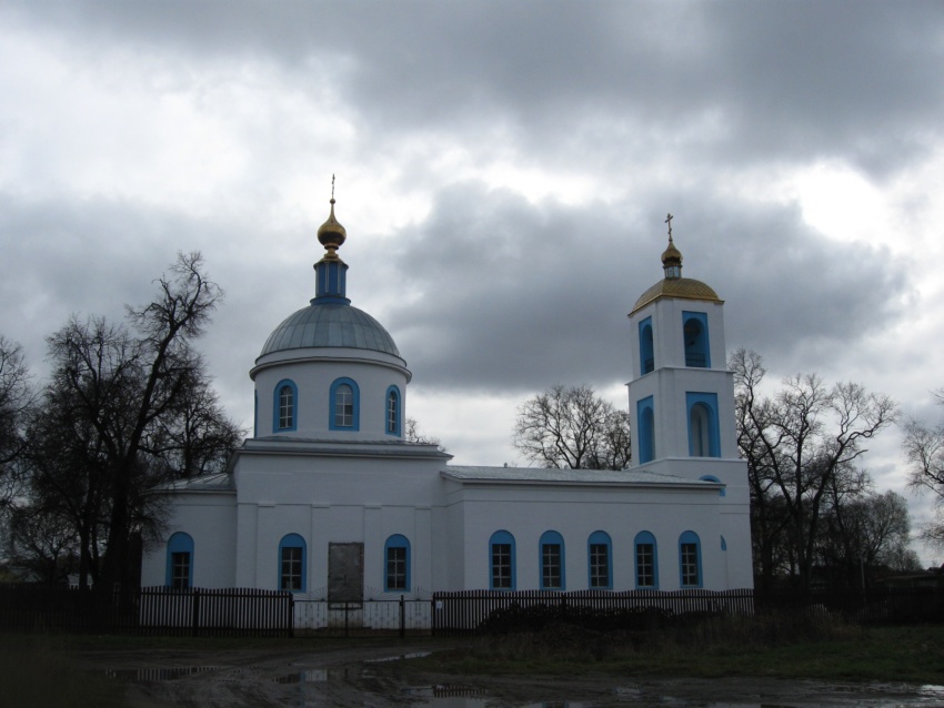 Никиткино. Церковь Покрова Пресвятой Богородицы. дополнительная информация, Храм расположен посреди огромной (видимо некогда торговой) площади в центре села