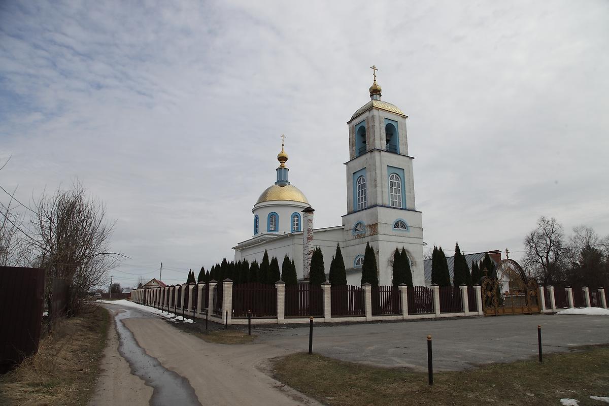 общий вид в ландшафте. Церковь Покрова Пресвятой Богородицы, Никиткино (Егорьевский городской округ, Московская область)