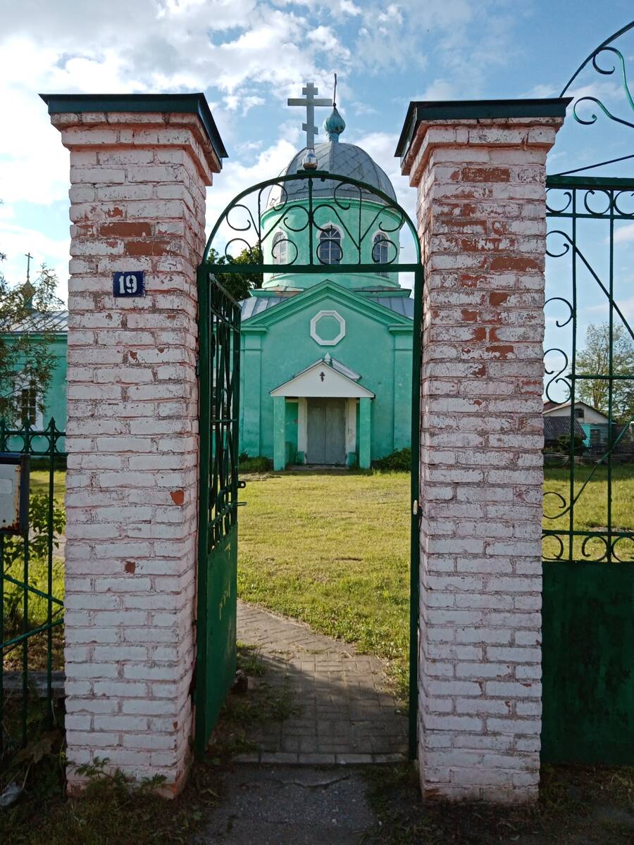 Церковь Вознесения Господня, Злынка (Злынковский район, Брянская область). архитектурные детали, Врата и ограда храма
