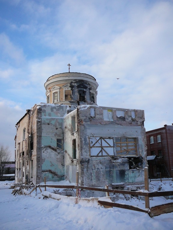 Екатеринбург. Церковь Успения Пресвятой Богородицы при Верх-Исетском заводе. общий вид в ландшафте, Все старые здания вокруг храма демонтированы. Строительный мусор вывезен.