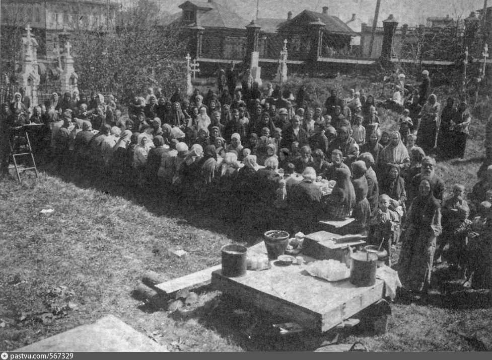 Пермь. Церковь Николая Чудотворца в Мотовилихе. архивная фотография, Празднование «Николина дня» в ограде Никольской церкви/Источник:Храмы Мотовилихи / Е. Харитонова, изд-во 