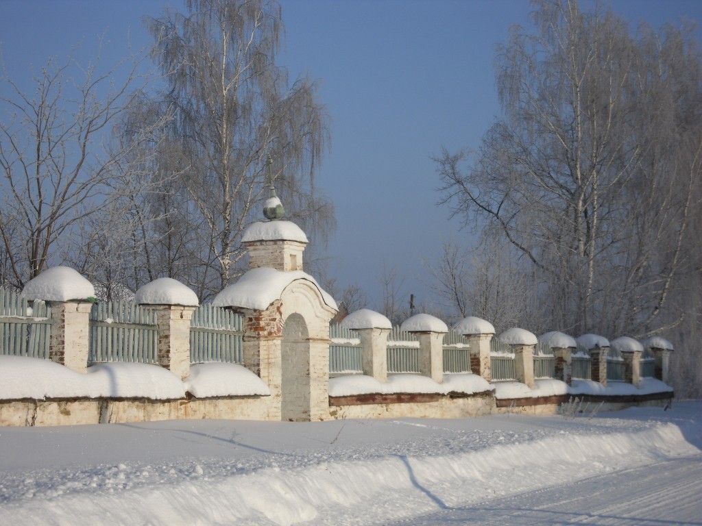Церковь Спаса Нерукотворного Образа, Спас-Барда (Кишертский район, Пермский край). дополнительная информация, ограда вокруг храма