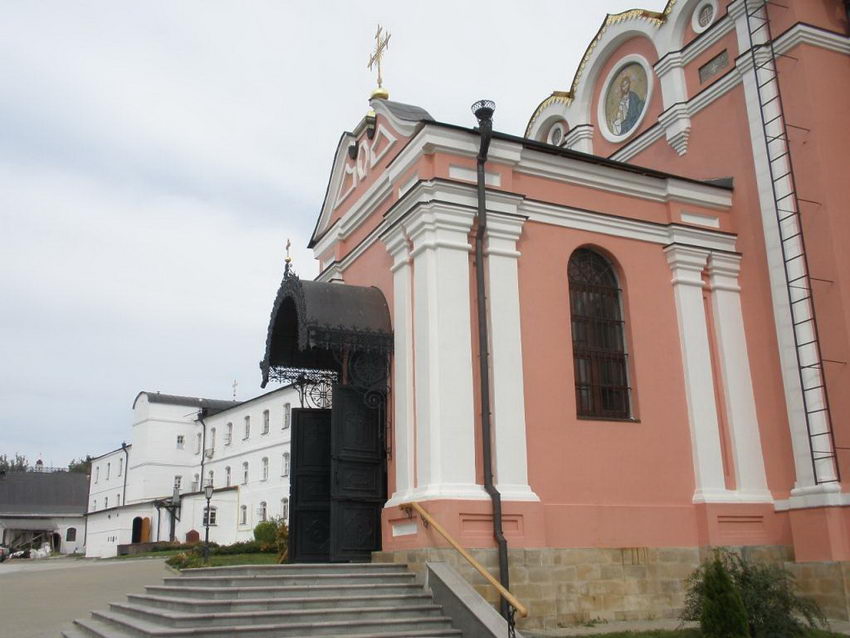 Иоанно-Богословский монастырь. Собор Успения Пресвятой Богородицы, Пощупово (Рыбновский район, Рязанская область). архитектурные детали, Фрагмент западного фасада