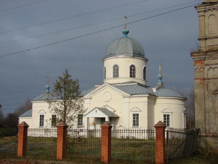 Злынка. Церковь Вознесения Господня. общий вид в ландшафте