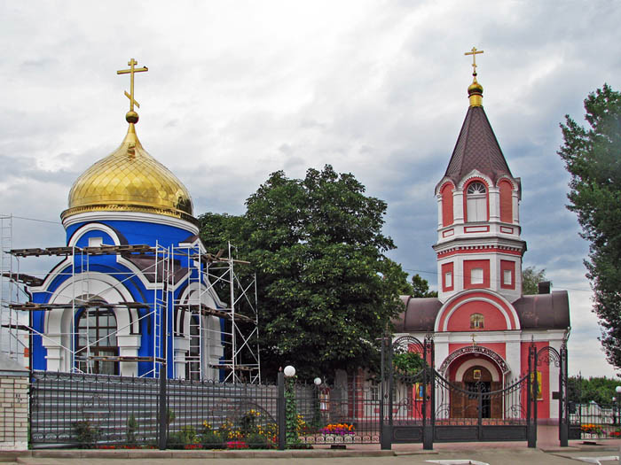 Белгород. Церковь Воздвижения Креста Господня. общий вид в ландшафте, Строящаяся часовня во имя иконы Божией Матери Курско-Коренная “Знамение” и Церковь Воздвижения Креста Господня в Белгороде
Часовня освящена 3 августа 2010 года.
