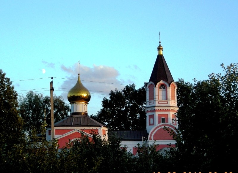 Белгород. Церковь Воздвижения Креста Господня. общий вид в ландшафте, Церковь Крестовоздвижения построена в слободе Кошары (бывшее село Архангельское), на небольшом возвышении недалеко от реки Везелицы
Церковь Крестовоздвижения - образец провинциального зодчества второй половины XIX века. Построена с использованием элементов классицизма и русской архитектуры XVII века.
Святыня храма - Чудотворный Крест.