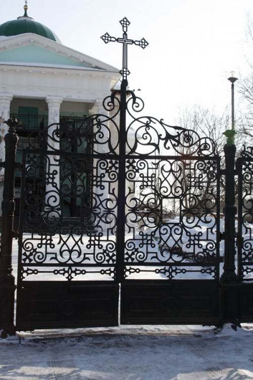 Очёр. Церковь Михаила Архангела. дополнительная информация, Ворота, вырезанные из единого металлического куска