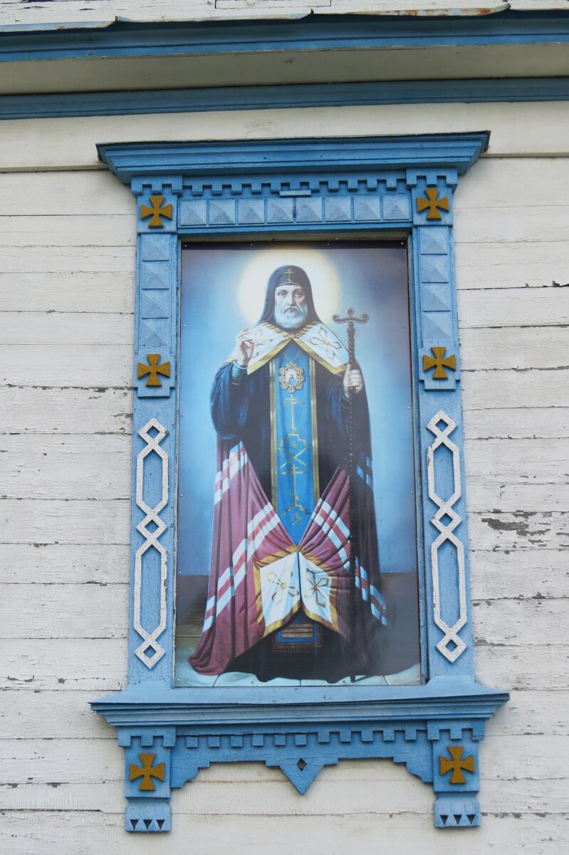 Церковь Митрофана Воронежского, Добрянка (Добрянка, город, Пермский край). архитектурные детали, Икона Митрофана Воронежского в обрамлении наличников