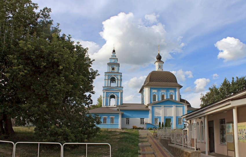 Белгород. Марфо-Мариинский монастырь. Церковь Покрова Пресвятой Богородицы. общий вид в ландшафте