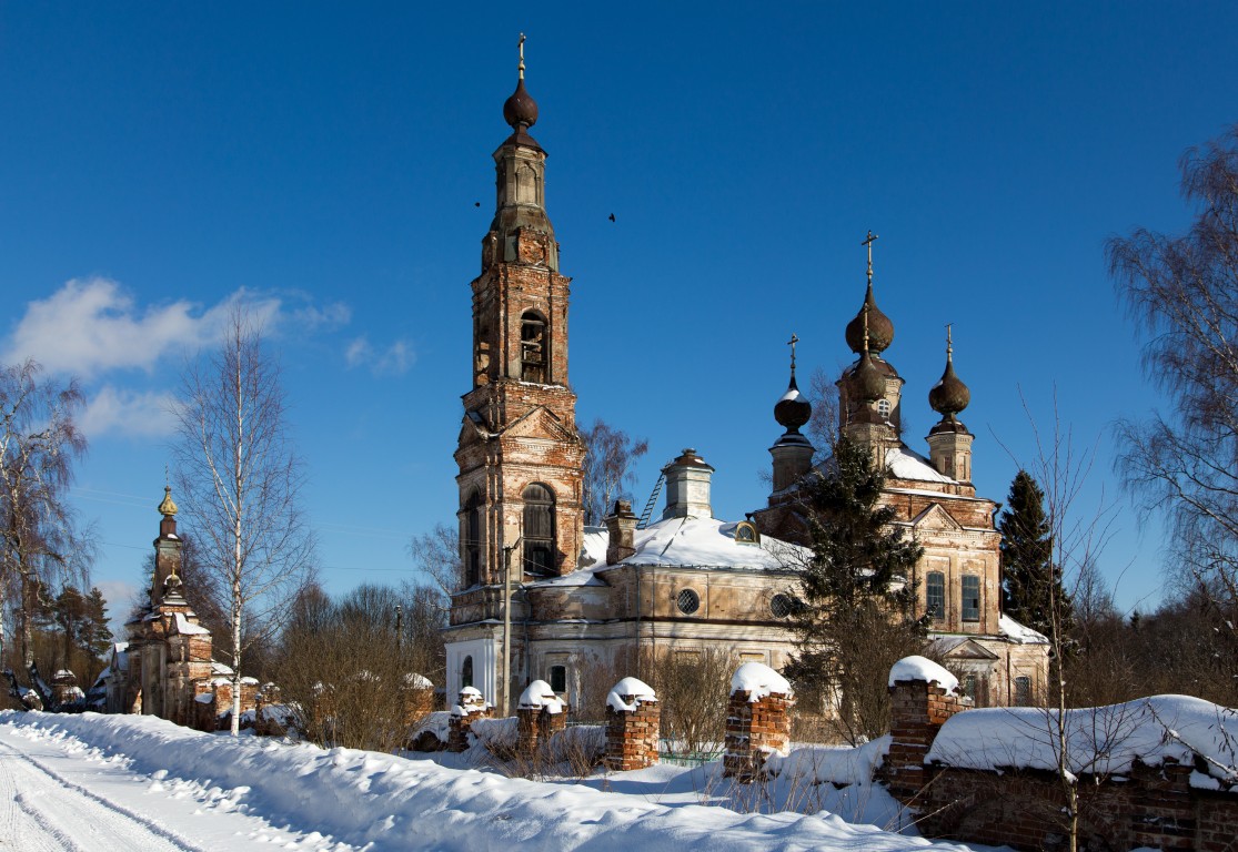 Рождество. Церковь Рождества Христова. общий вид в ландшафте