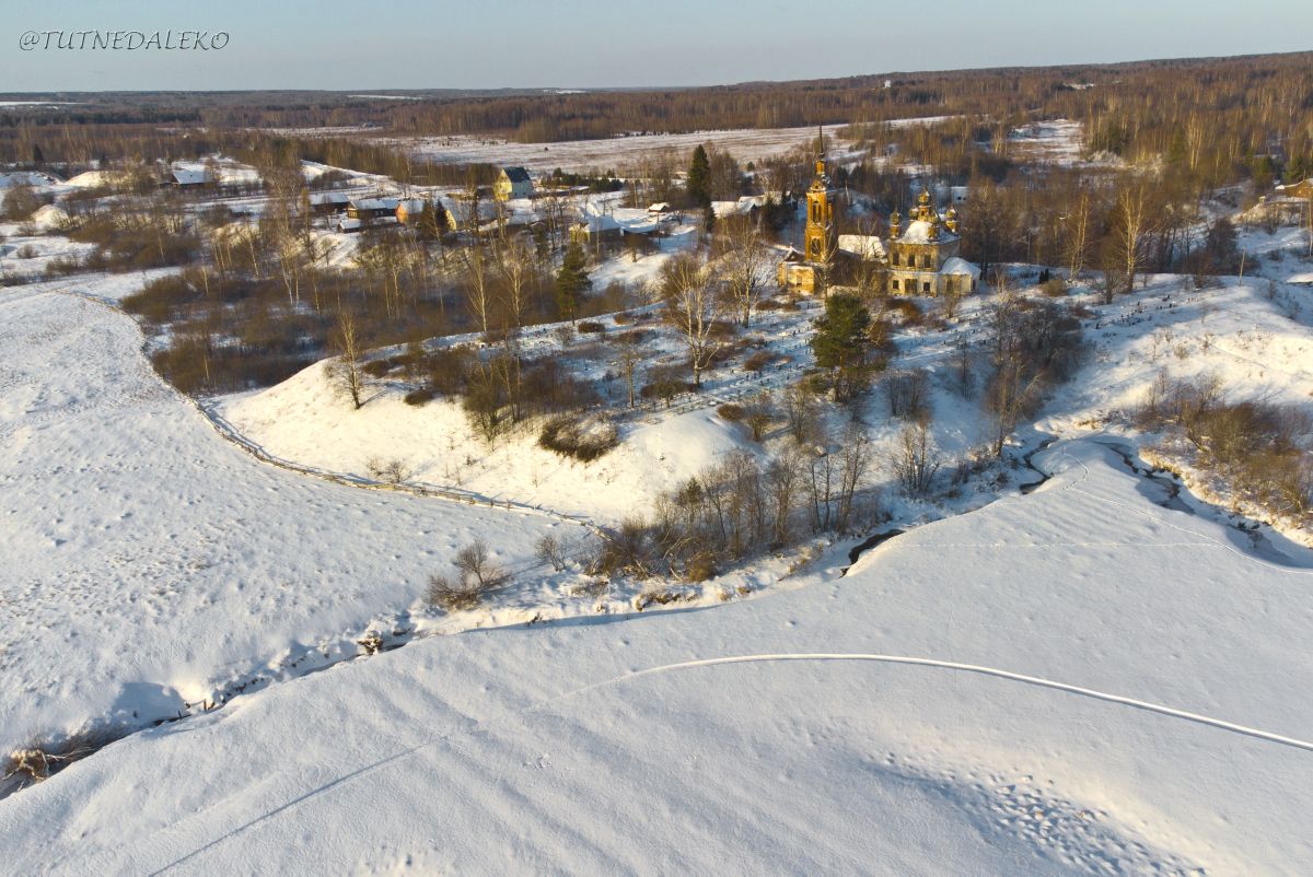 Унорож. Церковь Благовещения Пресвятой Богородицы. общий вид в ландшафте