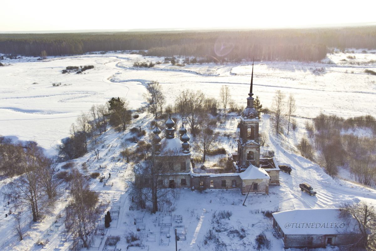 Унорож. Церковь Благовещения Пресвятой Богородицы. общий вид в ландшафте