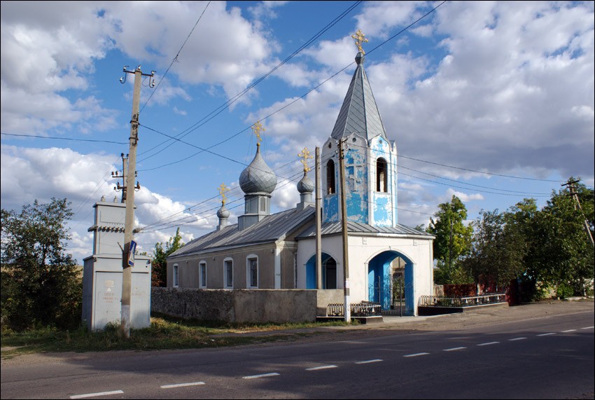 Воссиятское. Церковь Покрова Пресвятой Богородицы. общий вид в ландшафте