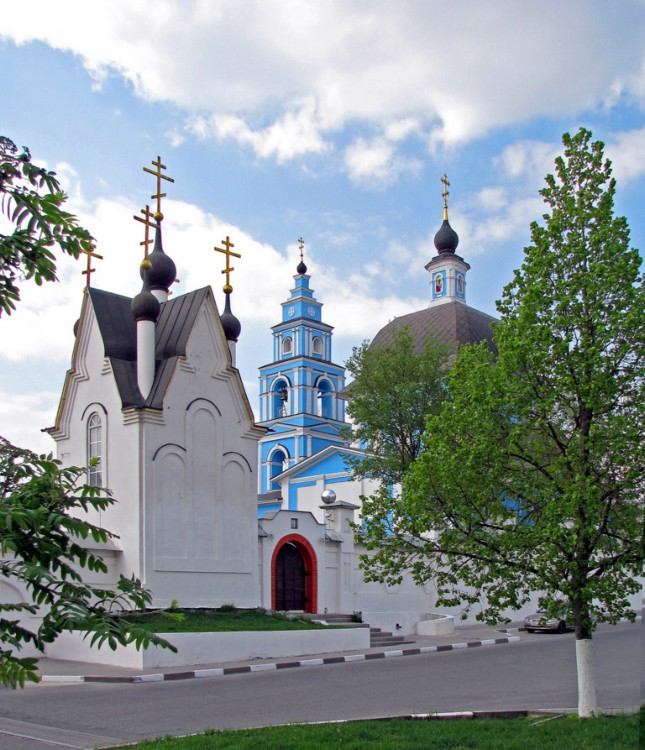 Марфо-Мариинский монастырь, Белгород (Белгород, город, Белгородская область). общий вид в ландшафте, Покровский храм и часовня Царственных Страстотерпцев и Новомучеников в Марфо-Мариинском монастыре