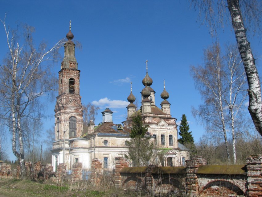 Рождество. Церковь Рождества Христова. общий вид в ландшафте, Весна 2010 года