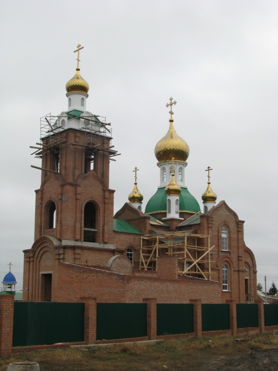 Сальск. Церковь Димитрия Ростовского. общий вид в ландшафте, Строящаяся церковь. Ведутся работы по устройству кровли.