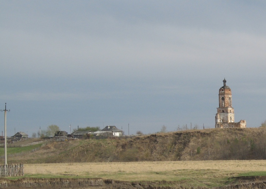 Стриганское. Церковь Троицы Живоначальной. общий вид в ландшафте
