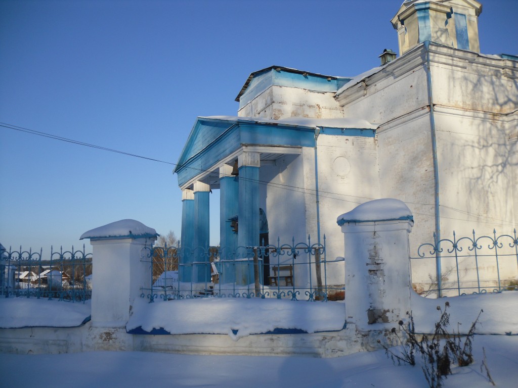 Церковь Михаила Архангела, Шлыки (Частинский район, Пермский край). архитектурные детали, Деревянные колонны западного портика церкви