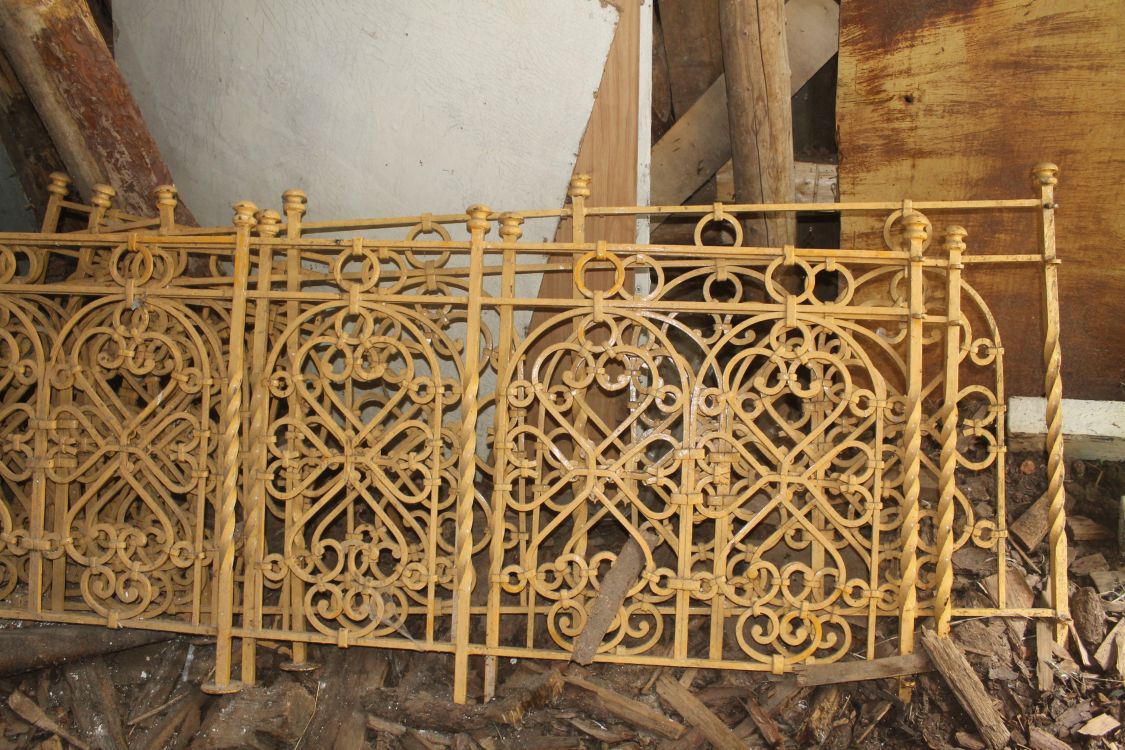 Церковь Михаила Архангела, Шлыки (Частинский район, Пермский край). архитектурные детали, Остатки солеи
