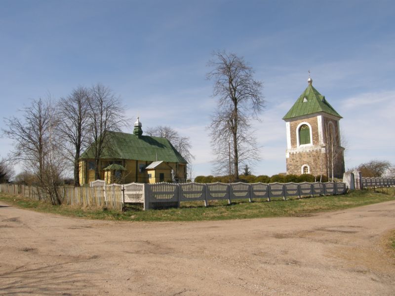 Большие Жуховичи. Церковь Петра и Павла. общий вид в ландшафте