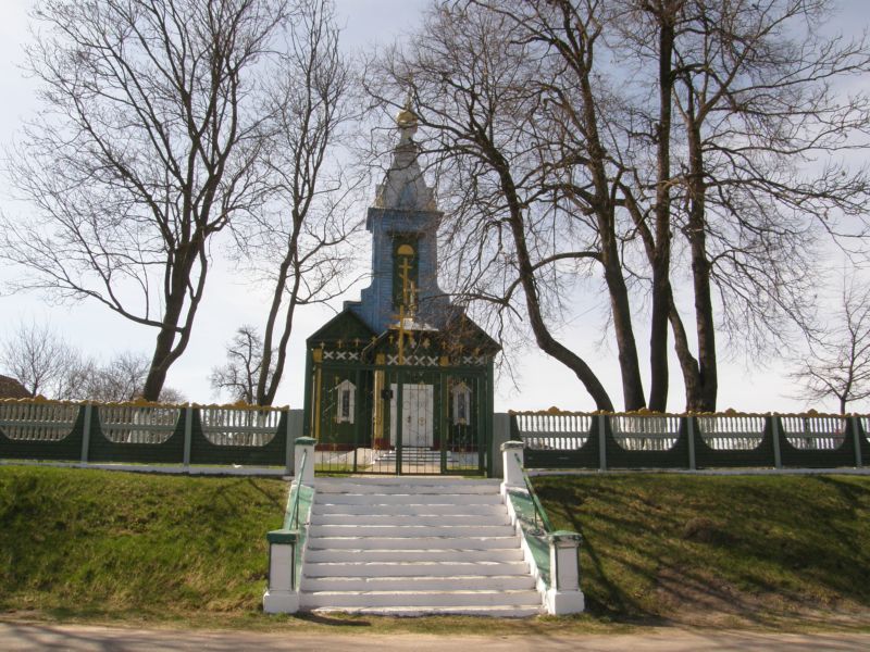 Малые Жуховичи. Церковь Рождества Иоанна Предтечи. общий вид в ландшафте