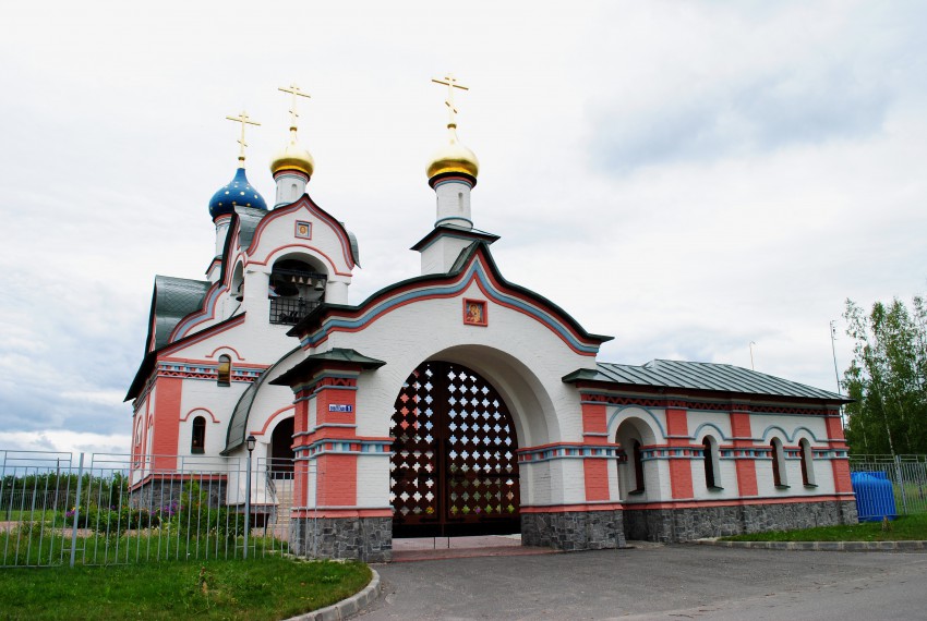 Церковь Покрова Пресвятой Богородицы, Красное (Хвастовичский район, Калужская область). дополнительная информация, Церковная ограда и центральный вход на территорию храма. Над вратами Иверская икона Божией Матери