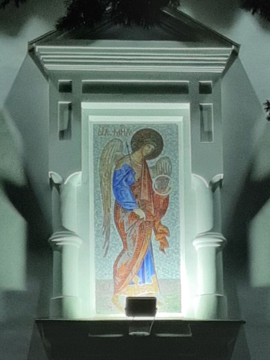 Собор Михаила Архангела, Сочи (Сочи, город, Краснодарский край). дополнительная информация, Мозаичная икона на восточном фасаде в ночной подсветке
