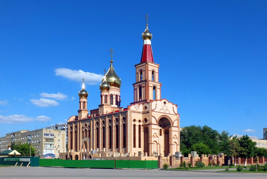 Сальск. Церковь Кирилла и Мефодия. общий вид в ландшафте, строится