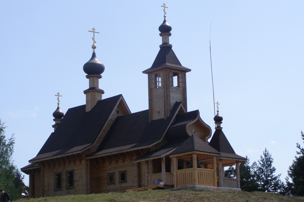 Великовское. Церковь Спаса Преображения (новая). общий вид в ландшафте