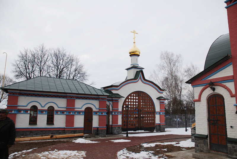 Церковь Покрова Пресвятой Богородицы, Красное (Хвастовичский район, Калужская область). дополнительная информация, двор