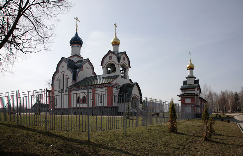 Красное. Церковь Покрова Пресвятой Богородицы. общий вид в ландшафте