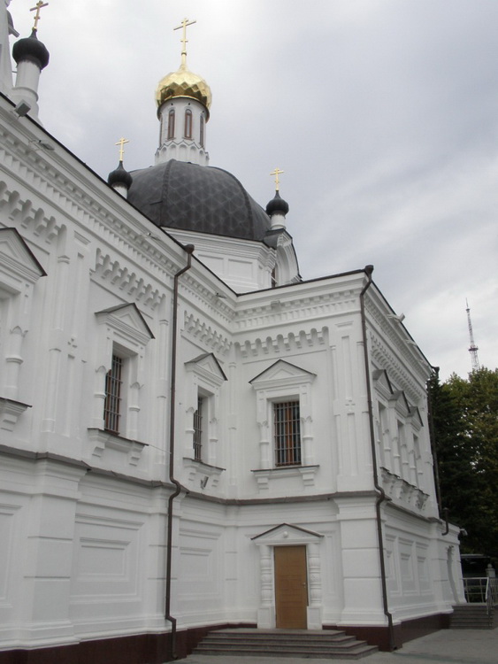 Сочи. Собор Михаила Архангела. архитектурные детали, Основной объем собора, вид с юго-запада